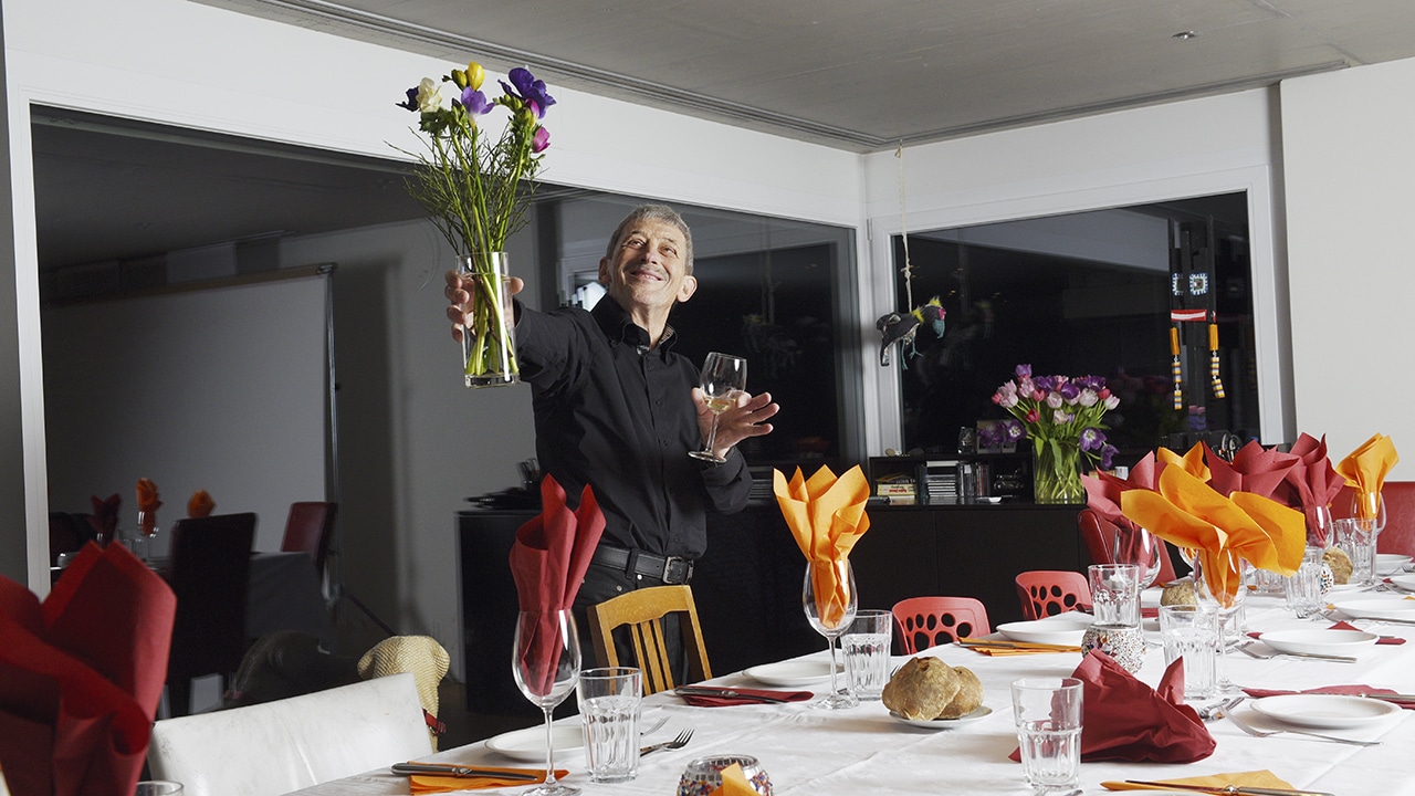 Alois Birbaumer mit Blumenstrauss an festlicher Tafel