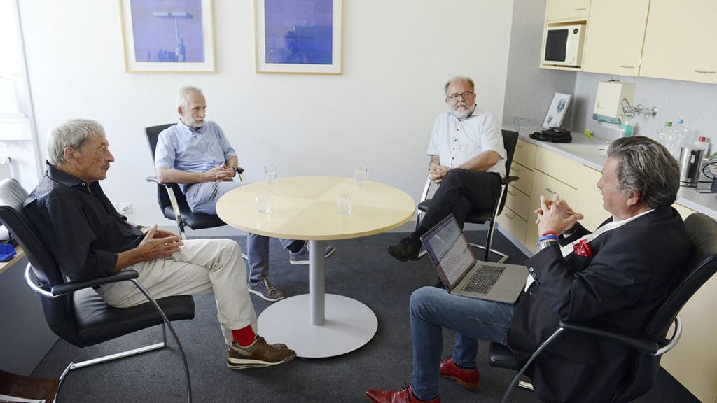 Sterben lernen. Gespräch über das selbstbestimmte Sterben am runden Tisch: Alois Birbaumer, Roland Kunz, Heinz Rüegger und Martin Schuppli (v.l.).