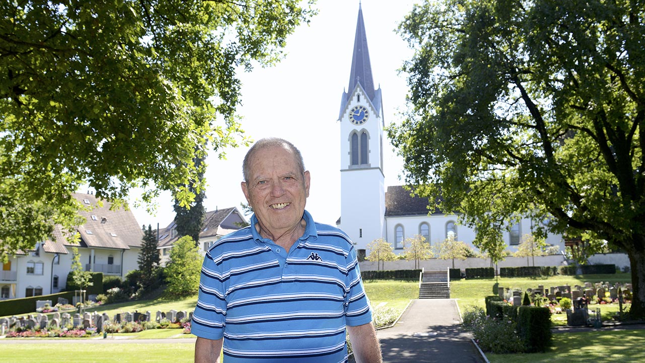 Dieter Förster in front of the Reformed Church Bauma