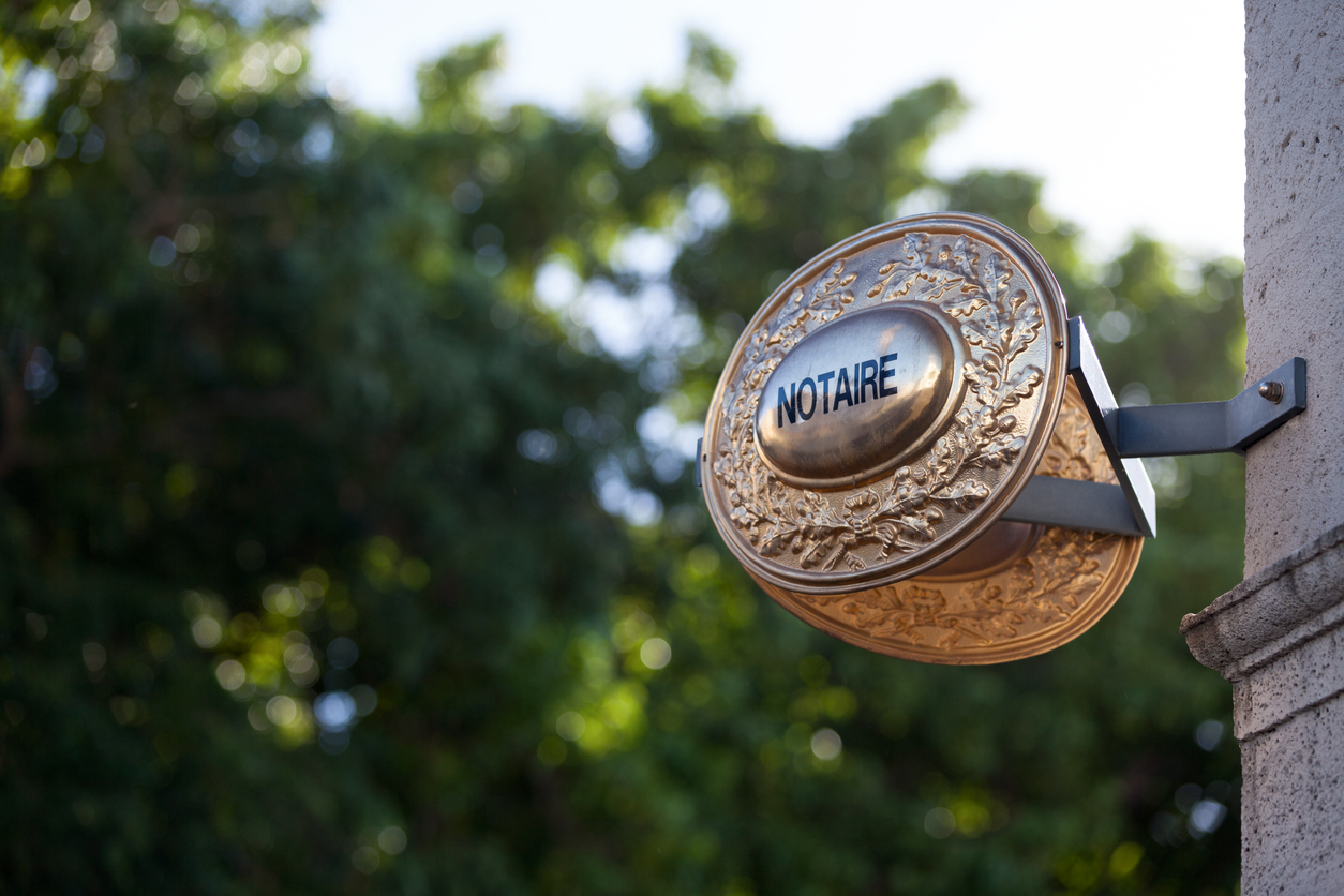 Logo Notariat am Strassenrand.