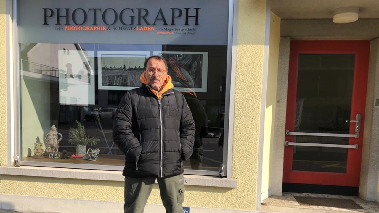 Ueli Hiltpold vor seinem Photographie & Schwatzladen in Belp BE