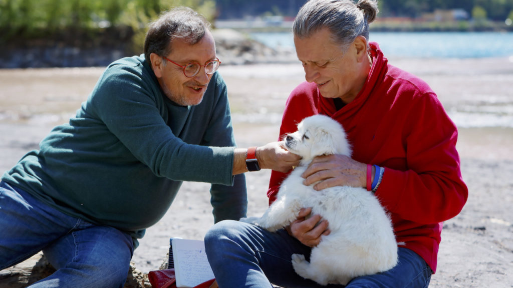 Ueli Hiltpold (l.) krault Bilbo, den Hund von DeinAdieu-Autor Martin Schuppli.