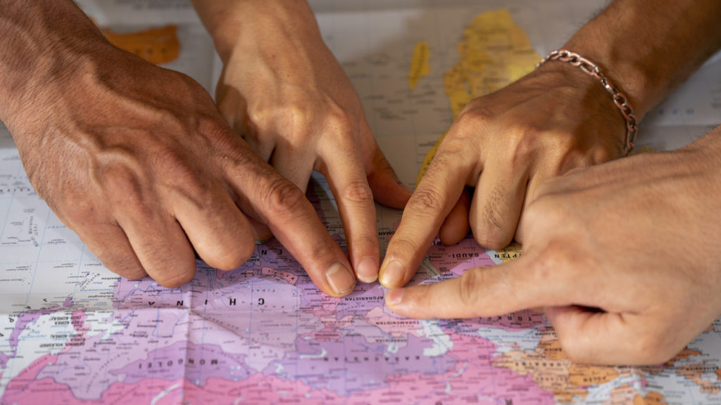 Finger zeigen auf Landkarte Afghanistan