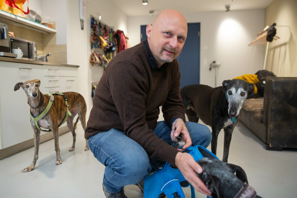 Vereinsvorstand und Hunde im Besprechungszimmer