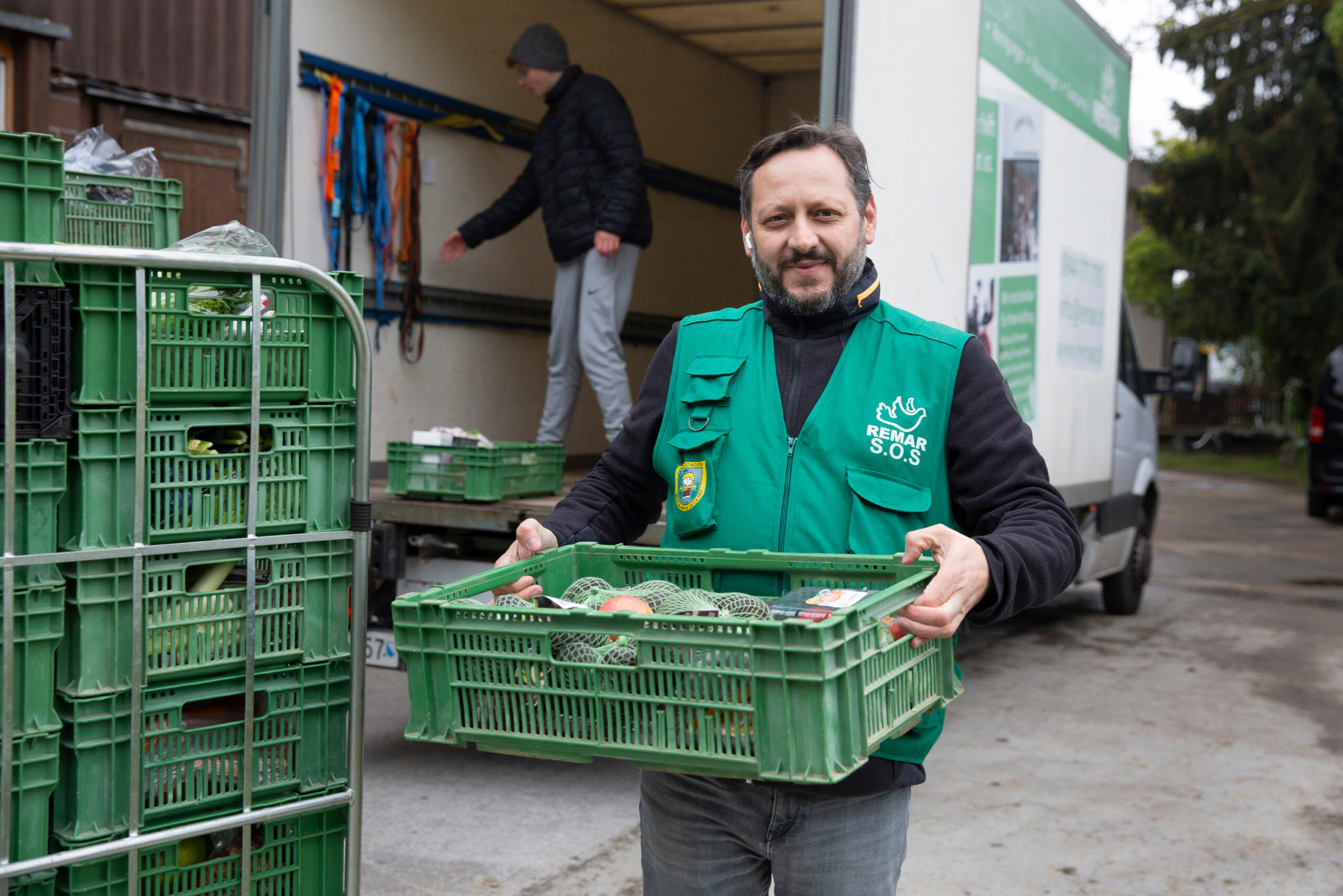 Paulo Oliveira, Geschäftsführer von Remar Schweiz beim ausladen eines Lastwagens