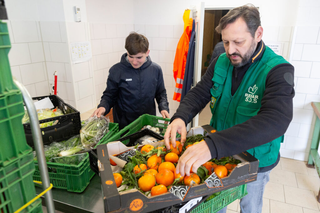 Lebensmittelkisten mit Mitarbeiter